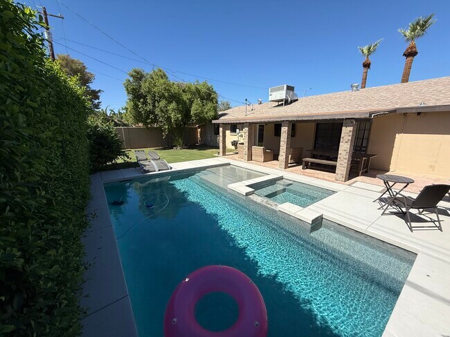 Photo - 8021 E Oak St