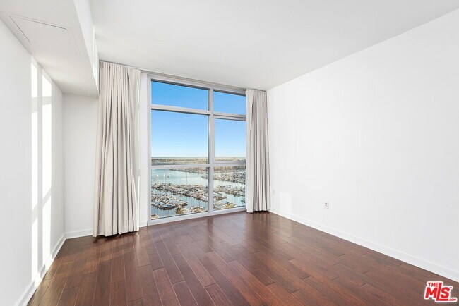 Building Photo - 13700 Marina Pointe Dr Unit 1604