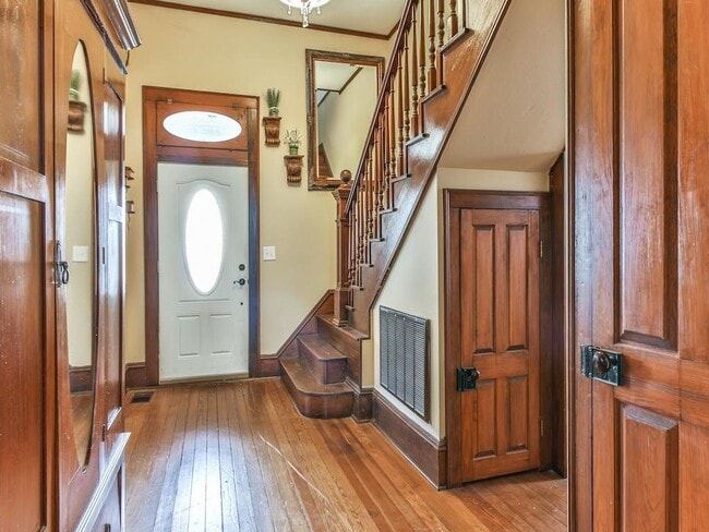 Building Photo - 509 E Luhn St Rental