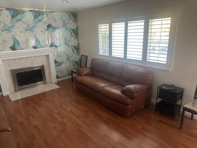 2137 Amberwood Ln