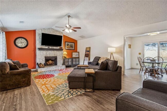 Photo - 1212 Torrey Pl SE