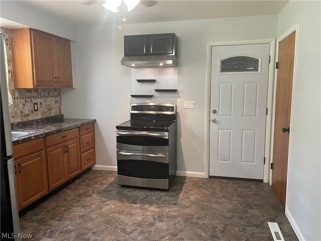 Photo - 6490 Willow Way