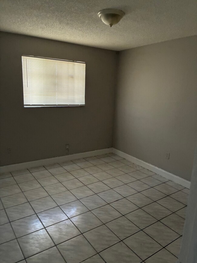 678 NW 44th St