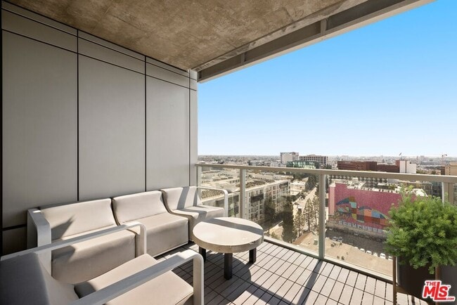 Photo - 1155 S Grand Ave Unidad 1502