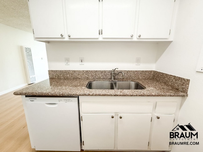 Photo - 5461 Kester Ave Unidad 105