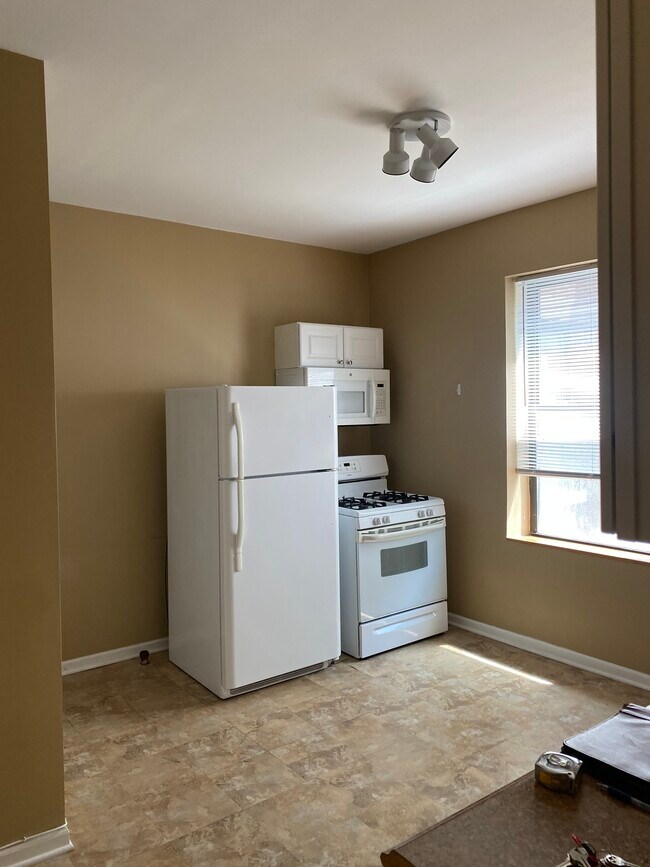 Kitchen - 1064 W Granville Ave Unit 13