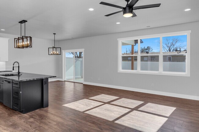 Photo - 681-628 28 Rd