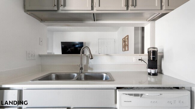 Photo - 1071 Clayton Ln Unidad M0118