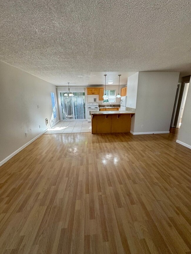 Building Photo - 4009-4009 SE 33rd Pl Unit 4007