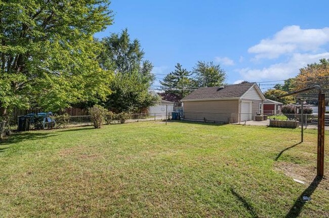Photo - 405 Clyde Ave