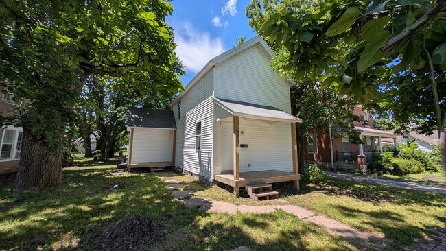 Building Photo - 820 S Moffet Ave