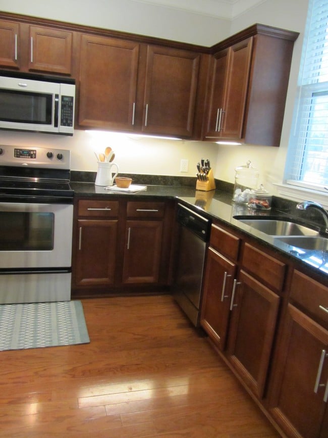 Kitchen - 2318 Knowles Ave