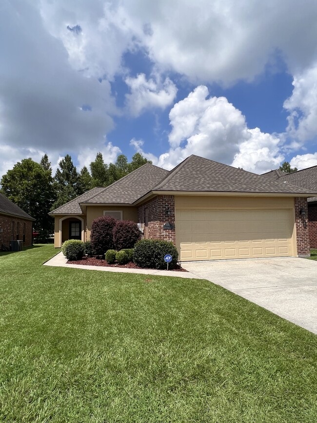 Building Photo - 3266 Northlake Ave