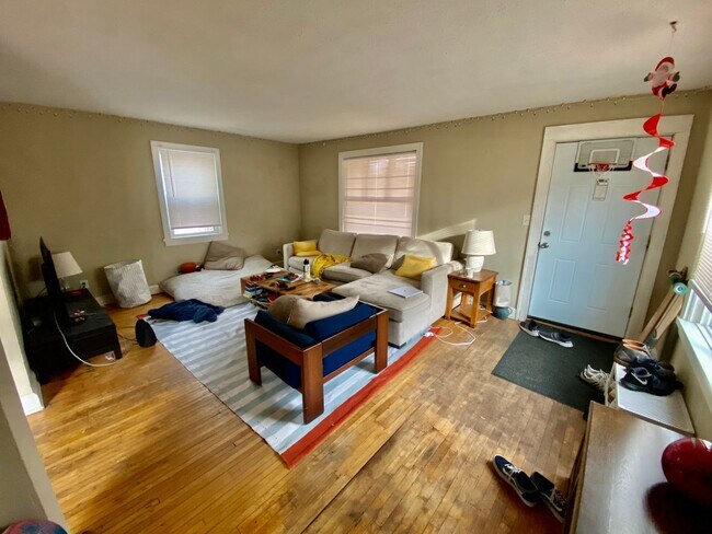 Photo - GREAT Remodeled 5BD/2.5BA Property near Di...