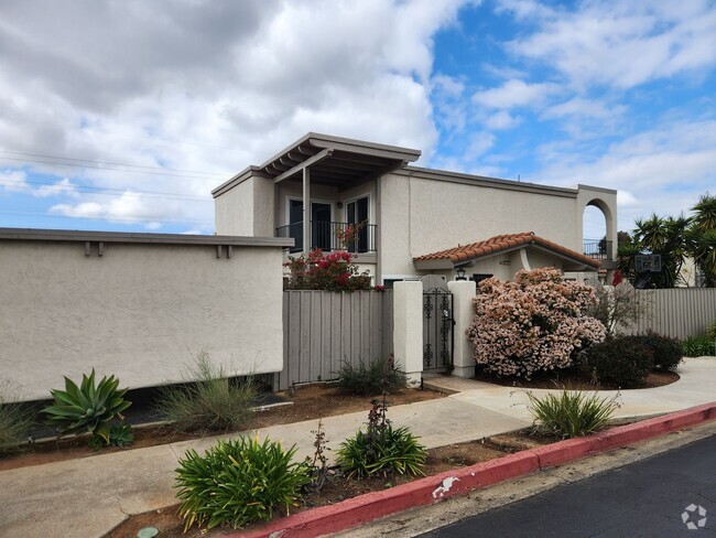 Building Photo - 2 Bedroom, 1.5 Bath End Unit In Clairemont Rental