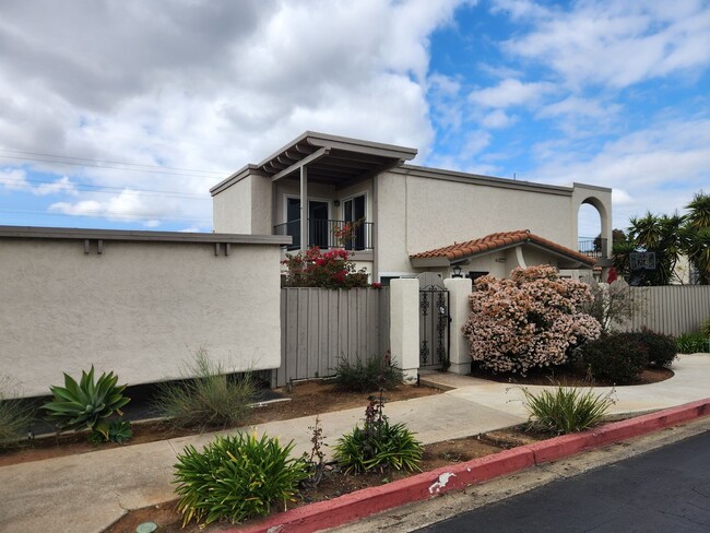 2 Bedroom, 1.5 Bath End Unit In Clairemont - 2 Bedroom, 1.5 Bath End Unit In Clairemont Casa Adosada