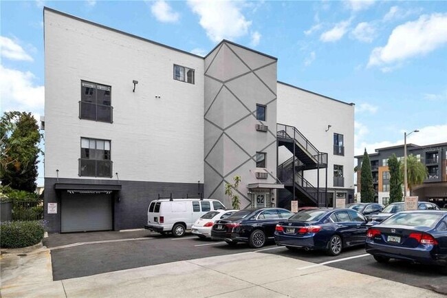 Building Photo - Stunning downtown condo waiting for you to call it home