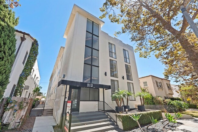 212 S Arnaz Dr