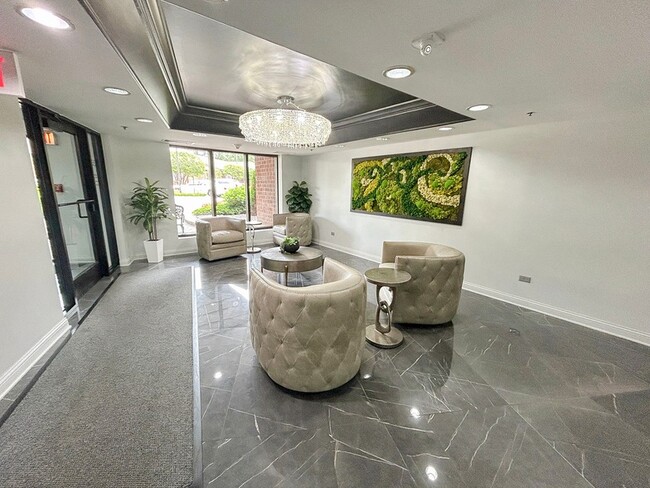 1 Bloomingdale Pl Unit 404