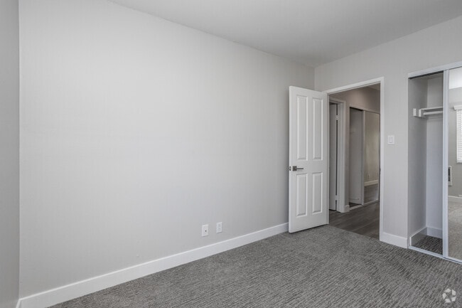 2BR, 2BA - 1068 SF