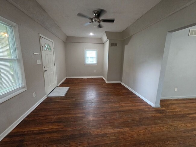 Photo - 3 Bedroom Home Near Zoo & Parks!