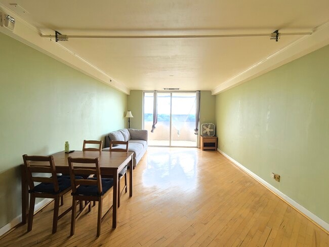 Living room - 1501 Clairmont Rd Unit 1219