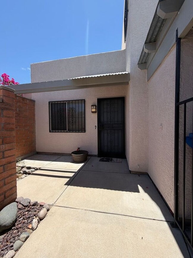 Photo - 2825 N Adelaide Pl