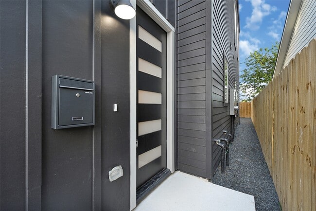 Photo - 327 Tite St