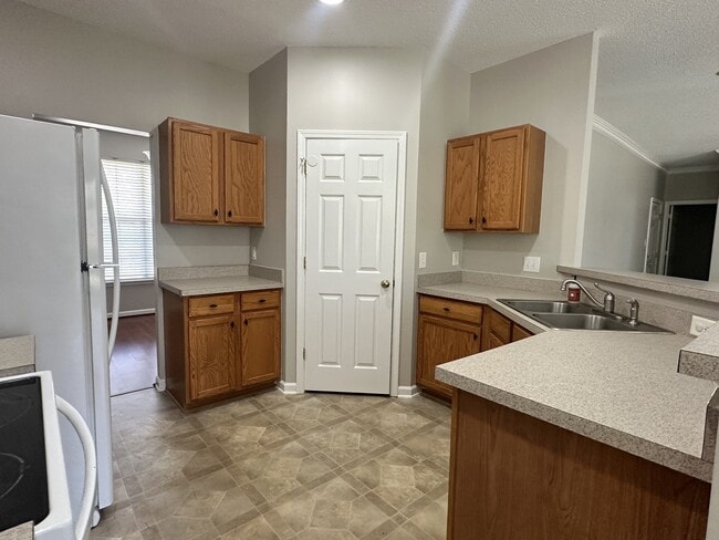 Photo - 8017 Hill-N-Dale Dr