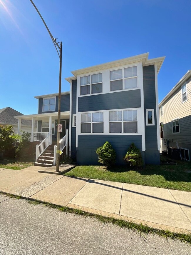 Photo - 318 E 10th St