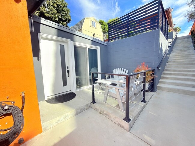 Building Photo - 341-340 Marie Ave Unit 338 N Vista Pl