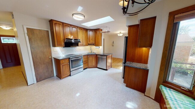 Photo - 2235 Prairie St