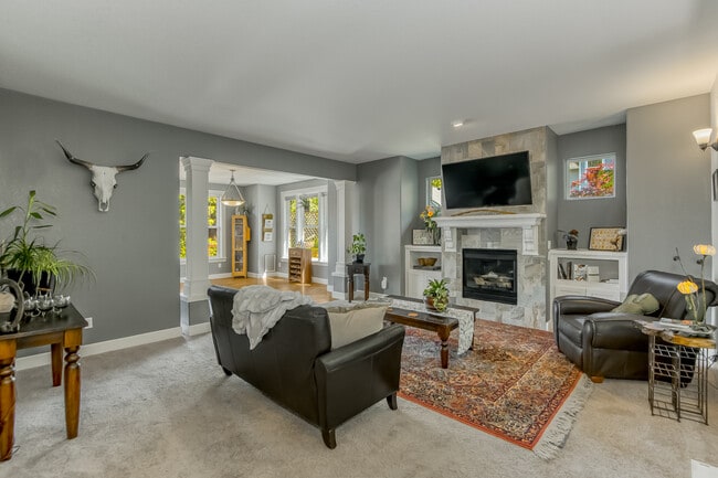 MAIN HOUSE - LIVING ROOM - 421 5th Ave Unidad Primary Home