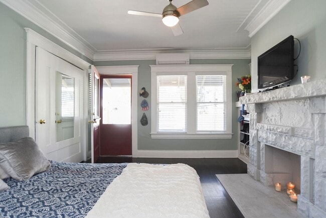 Photo - Charming Upper Floor 2 Bed / 1 Bath with Bonus Studio in a Prime Echo Park Location Unit 1458 1/2