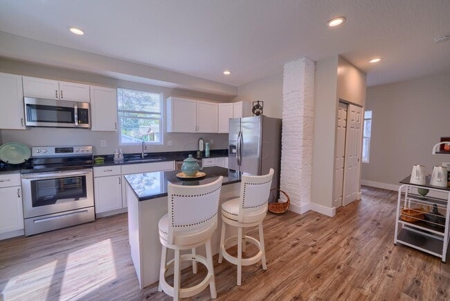 Photo - 1482 Hildreth Ave