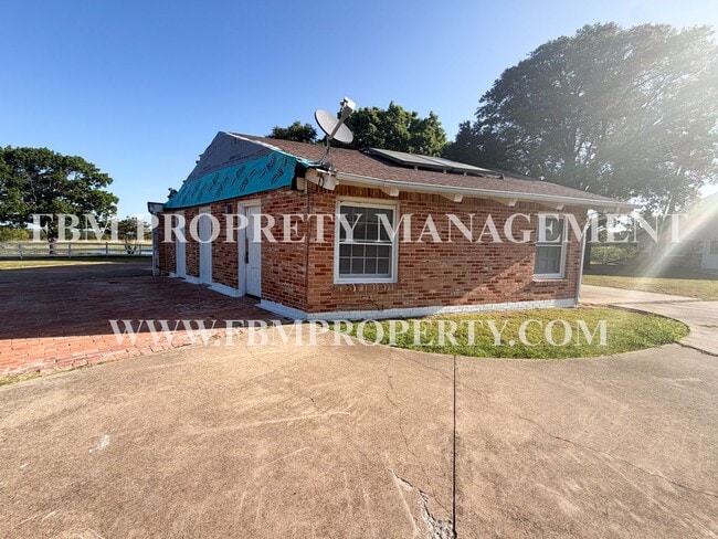 Building Photo - 2200 Country Club Rd Unit A