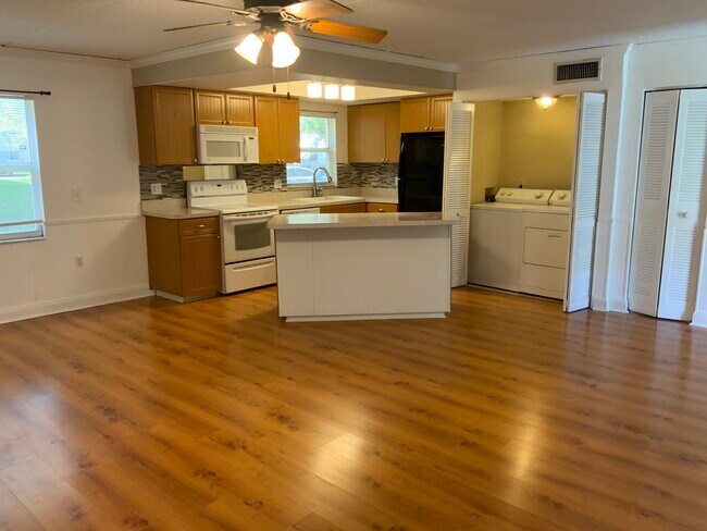 Building Photo - 3135 Shady Dell Ln Unit 144