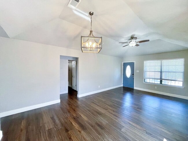 Photo - Charming Single-Story, 3Bed/2Bath Gem Minu... Casa