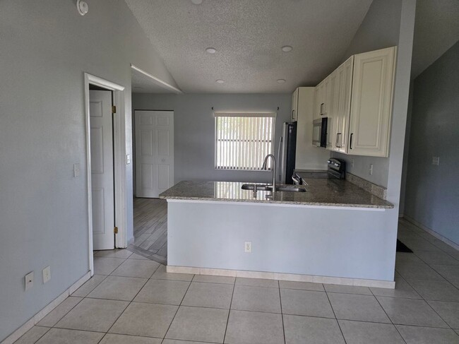Photo - 310 Colonade Ct