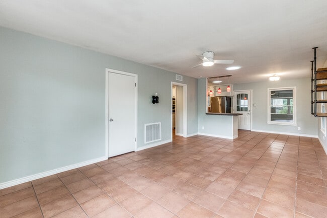 11504 Oakwood Dr