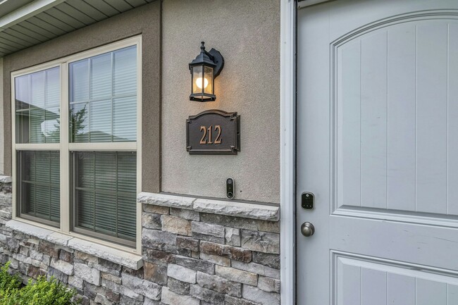 Photo - 210 SW Laurel Dr Townhome