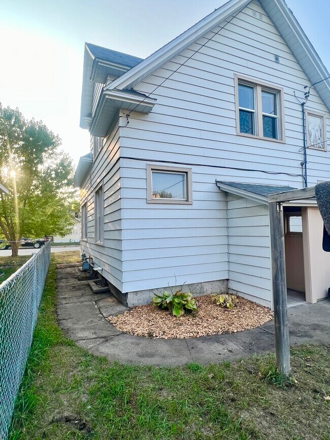 Back entry and side of house - 808 Washington Memorial Dr