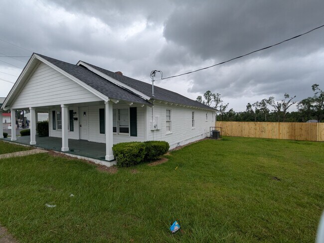 609 North St W