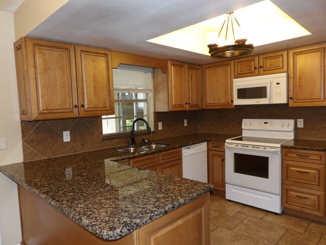 Photo - 4 BEDROOM JUST 5 Min to I-4 EXIT 111, Bea...