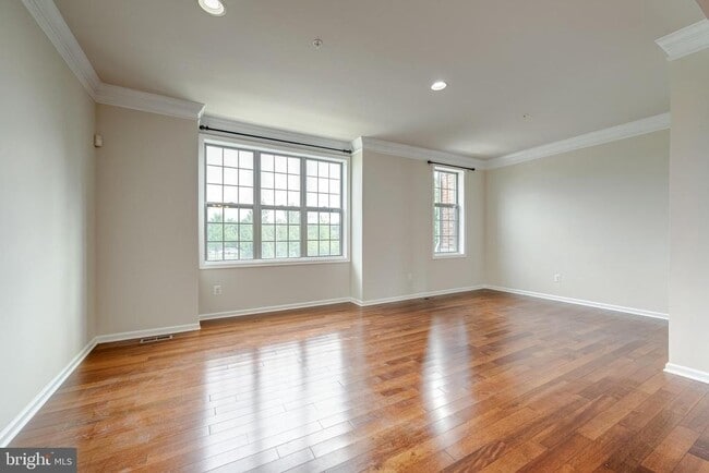 Photo - 22635 Norwalk Square
