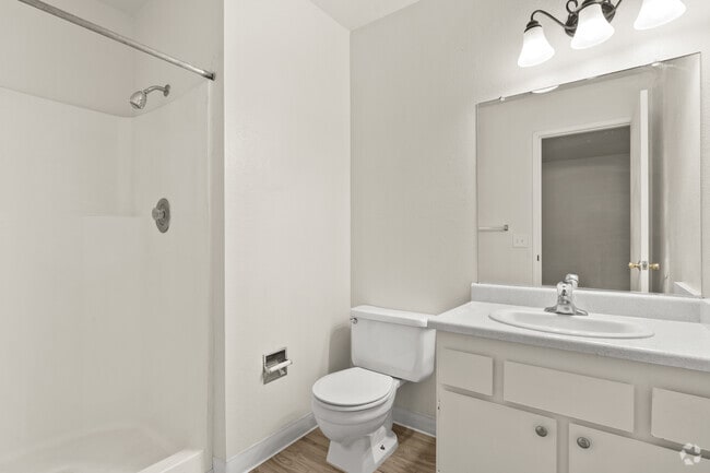 2BR, 2BA - 950SF - Primary Bedroom Bathroom