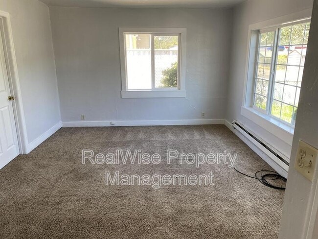 Photo - 435 NE Russell Ave