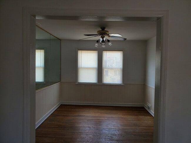Comedor - 816 N Chapel Gate Ln