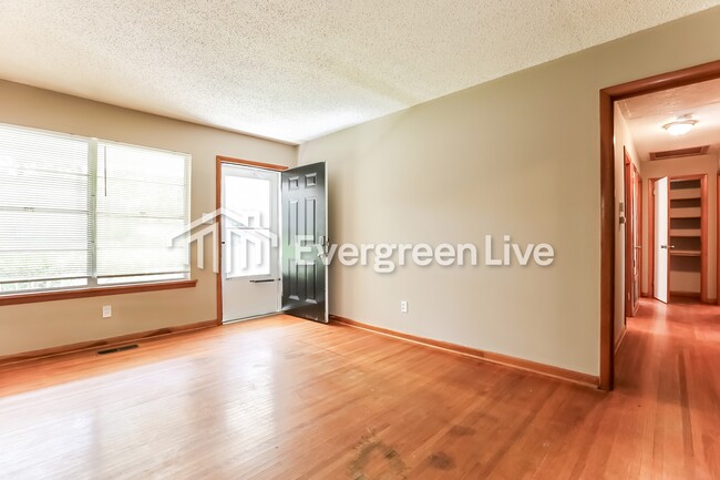 Photo - 805 W 58th St