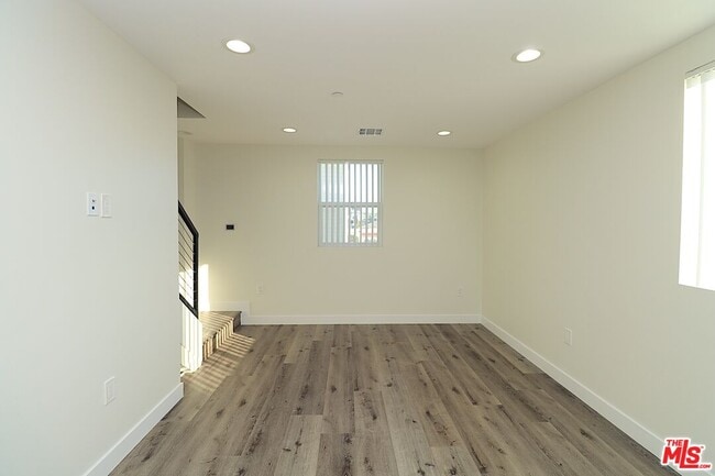 2121 Burnside Ave Unit 2123 1/2